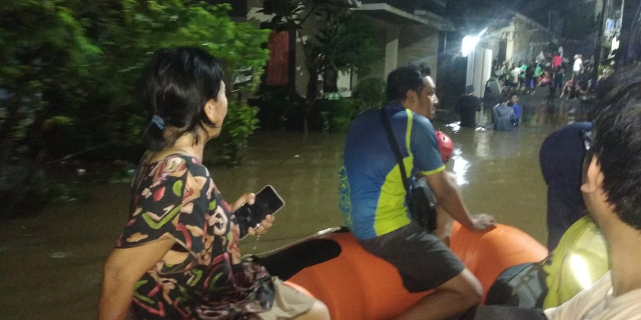 Banjir dan Tanah Longsor Kota Tangerang Selatan Akibatkan Warga Mengungsi