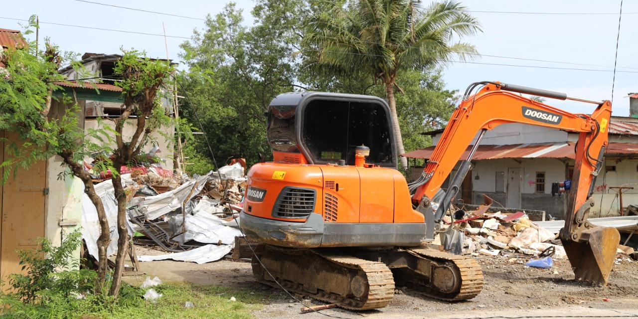 [Update] – Pengerahan Alat Berat untuk Pembersihan Reruntuhan Rumah Warga Pascagempa M6,2