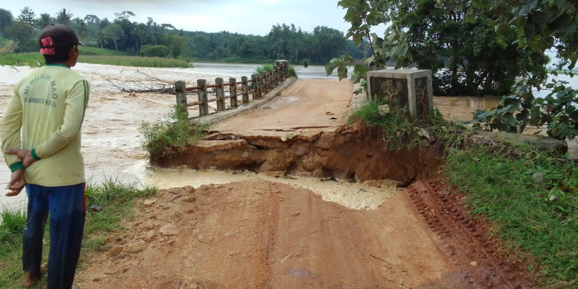 Banjir Sendang Ayu di Kabupaten Lampung Tengah Akibatkan Satu Jembatan Rusak