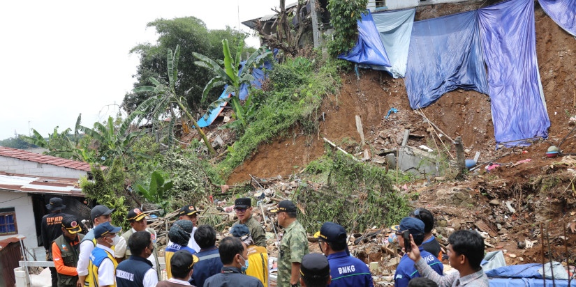 Deputi Bidang Penanganan Darurat Dampingi Menko PMK  Tinjau Penanganan Longsor di Bogor