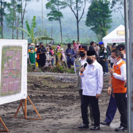 -Kepala BNPB Letjen TNI Suharyanto  mendampingi Wakil Presiden , K.H. Ma'ruf Amin kunjungi lokasi pembangunan huntara di Desa Sumber Mujur