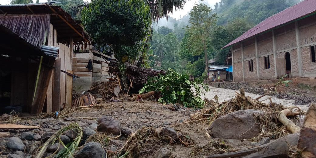 Tim Gabungan Lakukan Upaya Penanganan Banjir dan Longsor di Kabupaten Mamasa