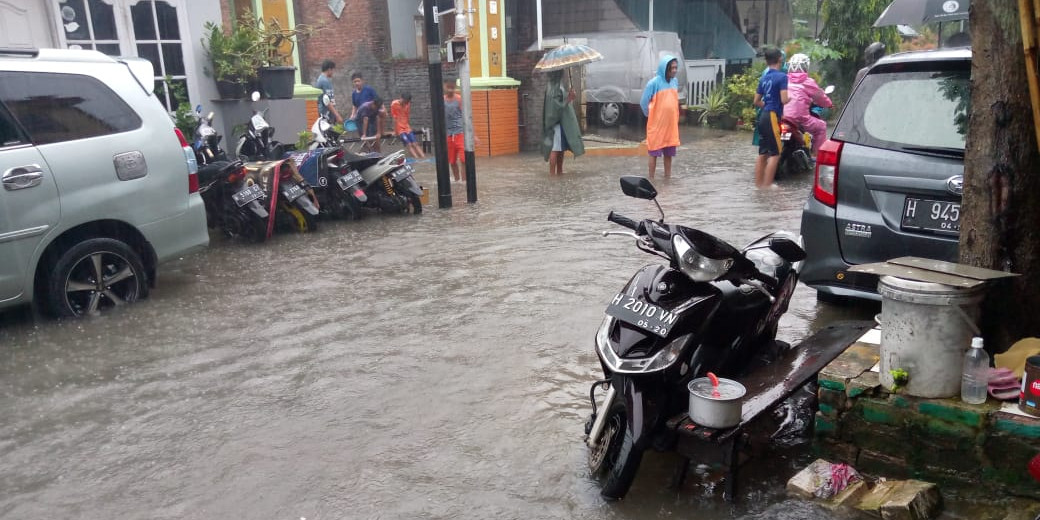 Hujan Picu Banjir dan Tanah Longsor Kota Semarang