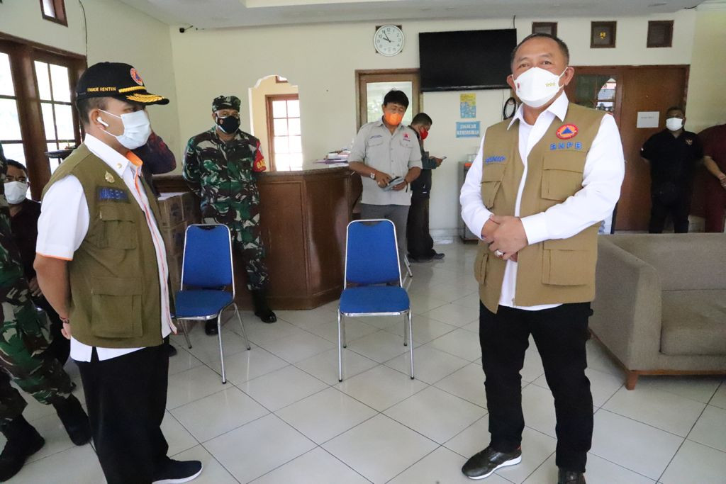Kepala BNPB Sapa dan Semangati Sekeluarga Pasien Covid-19 di Wisma Bima Bali