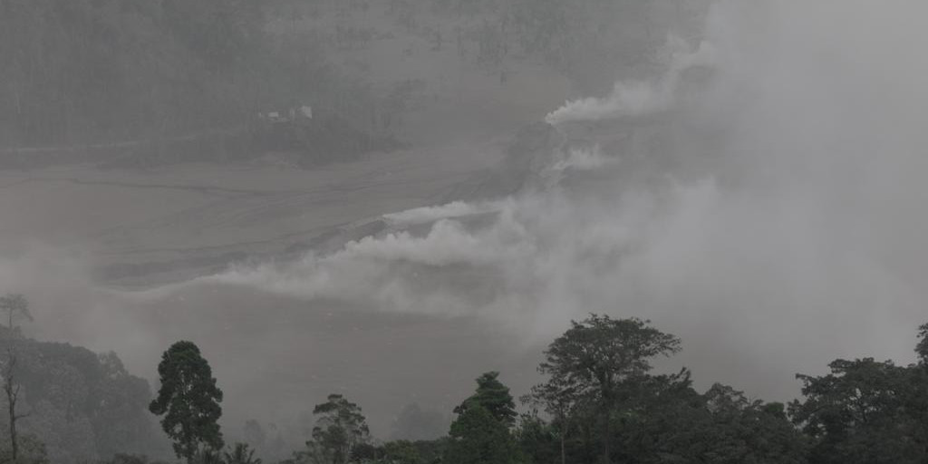 Kepala BNPB Tinjau Lokasi Terdampak Awan Panas Guguran Gunung Semeru Melalui Udara