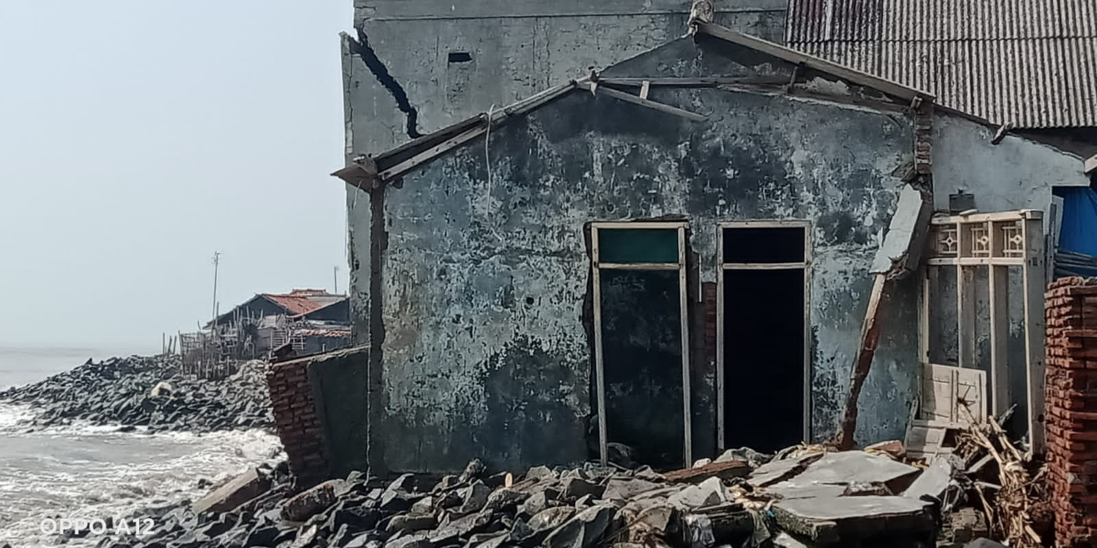 Abrasi Pantai Akibatkan 75 Rumah Warga Karawang Rusak Berat