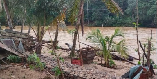 Masyarakat Kabupaten Kampar Bersihkan Material Pasca Banjir Bandang di Wilayahnya