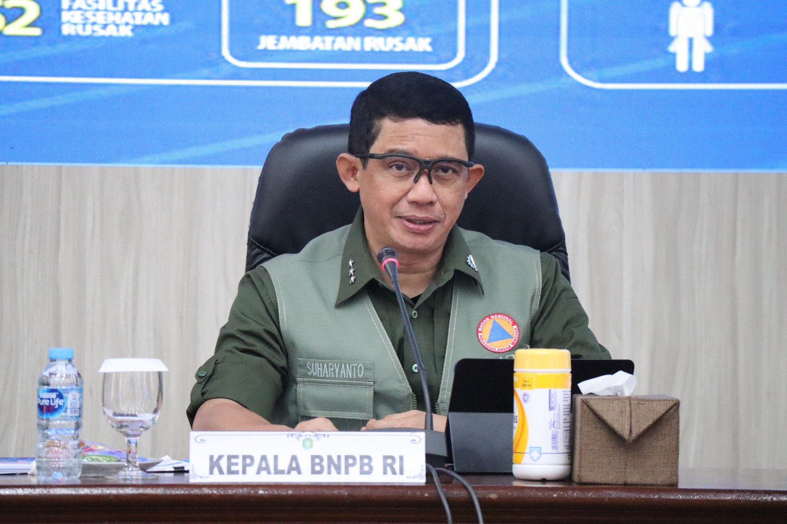 Kepala BNPB Letjen TNI Suharyanto, S.Sos., M.M memberikan arahan pada Rapat Koordinasi Penanganan Darurat Bencana Asap Akibat Kebakaran Hutan dan Lahan di Kalimantan Barat Tahun 2023 di Balai Petitih Kantor Gubernur Kalimantan Barat, Rabu, (20/9).